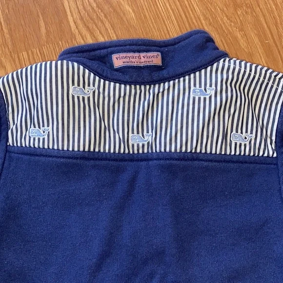 Vineyard Vines shep, navy with whale details - Picture 3 of 4
